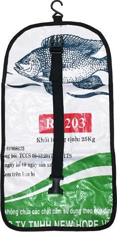 Bekos Upcycling - Waschtasche zum Aufhängen aus recyceltem Fischfuttersäcke weiss