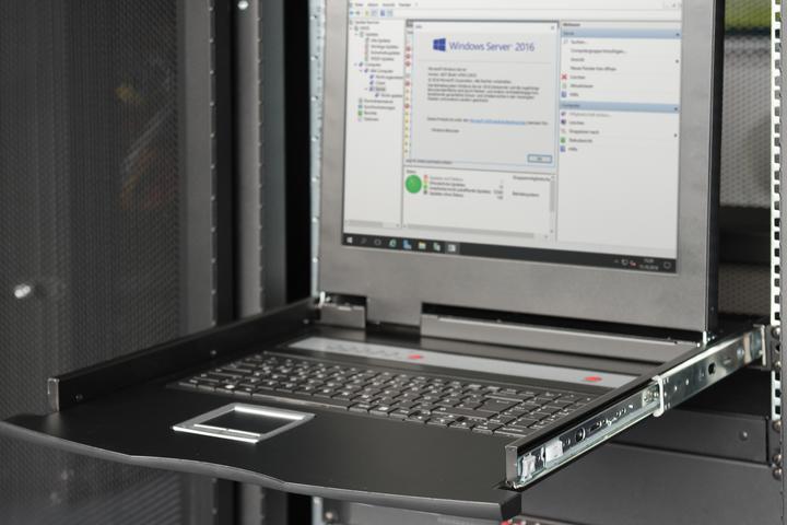 Produktbild Digitus Modulare Konsole mit 19" TFT (48,3cm), 1-Port KVM & Touchpad, US Tastatur