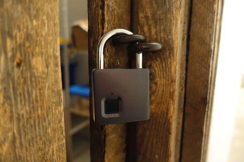 Produktbild Schwaiger Fingerprint Schloss m. Stahlbügel + Notfallschlüss
