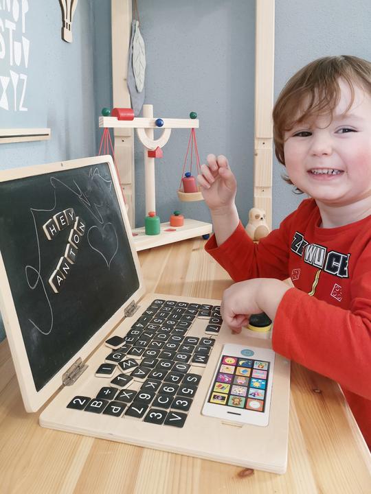 Produktbild small foot Holzlaptop mit Magnet Tafel (Deutsch)