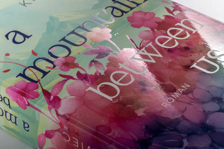 Produktbild A Mountain Between Us (Deutsch, Jenni Krawiec, 2025)