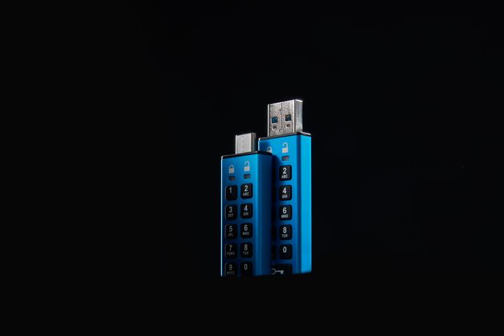 Actual product image Kingston Stick IronKey Keypad 200 512GB secure (512 GB, USB-A)