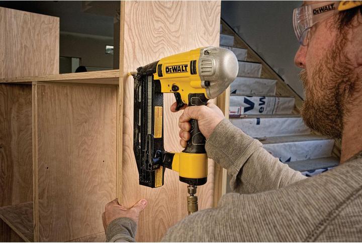 Produktbild DeWalt Gauge ölfreier Stauchkopfnagler mit Precision Point Nase