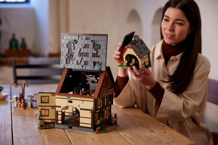 Produktbild LEGO Disney Hocus Pocus: The Sanderson Sisters' Cottage (21341, LEGO Ideas, LEGO Seltene Sets)