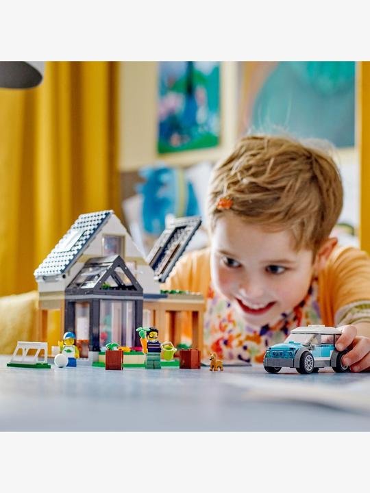 Produktbild LEGO Familienhaus mit Elektroauto (60398, LEGO City)