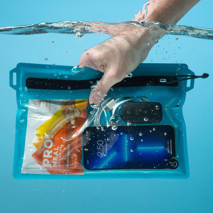Image du produit Nite Ize Petite pochette de voyage imperméable RunOff™ - Charcoal (0.33 l)