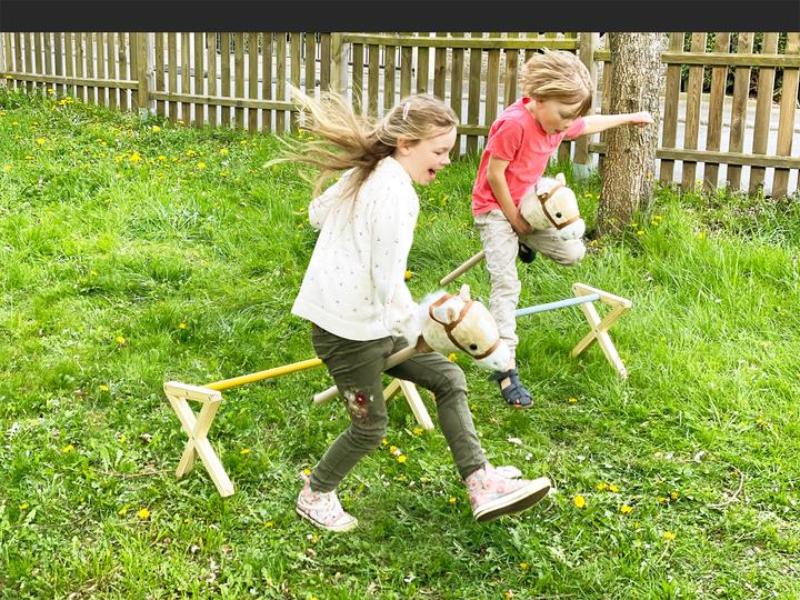 Produktbild small foot Cavaletti Hindernis-Set für Kinder (Deutsch, Spanisch, Französisch, Italienisch, Englisch)