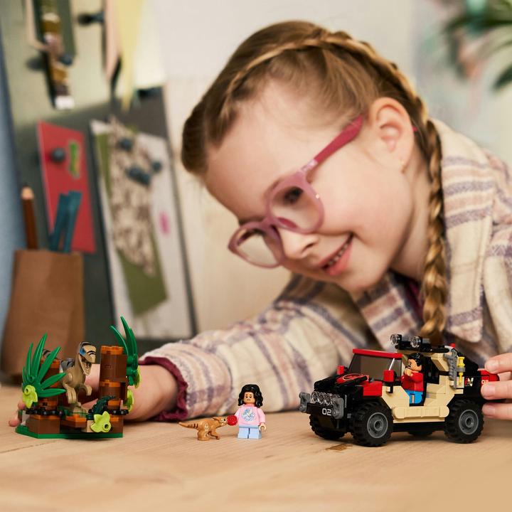 Produktbild LEGO Raptor: Verfolgungsjagd mit dem Geländewagen (76972, LEGO DC)