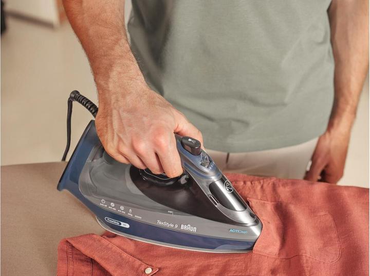 Actual product image Braun SI9684DB steam iron (2400 W, 260 g/min)