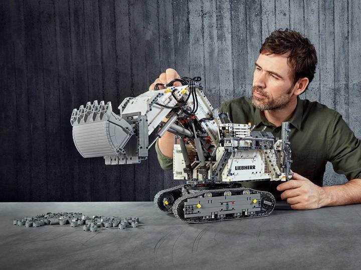 Actual product image LEGO Liebherr excavator R 9800 (42100, LEGO Technic)