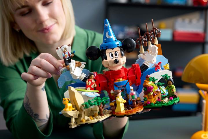 Image du produit LEGO Magie Disney (21352, LEGO Ideas, LEGO difficiles à trouver)