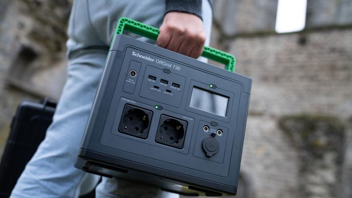 Produktbild APC Schneider OffGrid Portable Power Station 730 738Wh Lithium-ion 2 Schuko Sinewave (738 Wh, 6.40 kg)