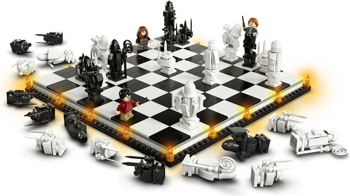 Actual product image LEGO Hogwarts Wizard Chess (76392, LEGO Harry Potter, LEGO Rare Sets)