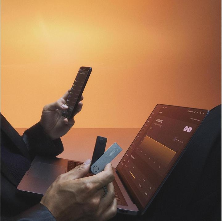 Immagine prodotto Ledger Nano X Ametista Viola (Ripple, Bitcoin, Bitcoin Cash, Litecoin, Cardano, TRON, Ethereum Classic, Ether, Stellar, Monero, Dogecoin)