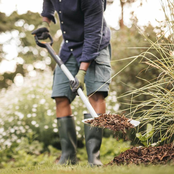 Produktbild Fiskars Teleskop-Schaufel zum Anheben und Bewegen von Schüttgut und Schnee, Länge: 121 - 140 cm, Ver