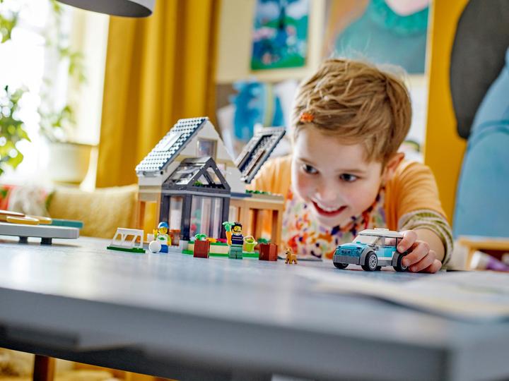 Produktbild LEGO Familienhaus mit Elektroauto (60398, LEGO City)