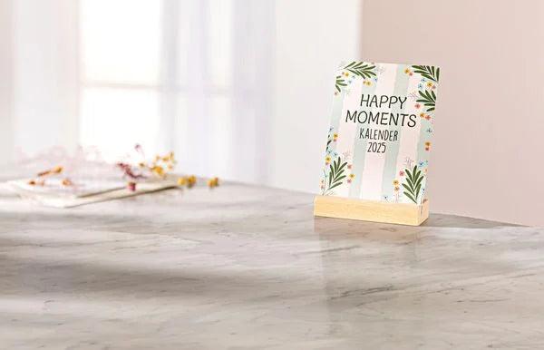 Produktbild Tischkalender "Happy Moments" mit Holzaufsteller 2025 (11 x 15.5 cm, Deutsch)