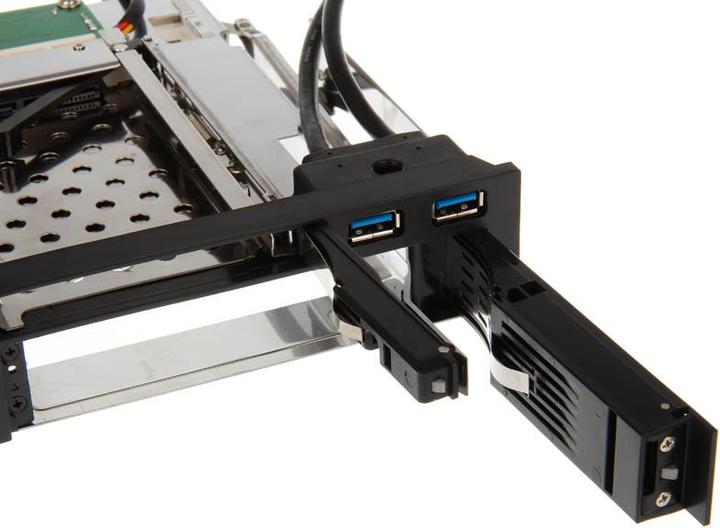 Actual product image Akasa Lokstor M51 enclosure for storage drives with front connectors
