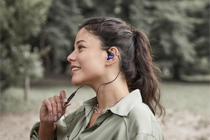 Actual product image Shure SE215 Special Edition Uni In-Ear Headphones - Purple (No noise cancelling, Cable)