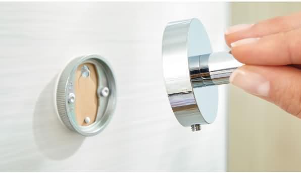 Actual product image tesa SMOOZ soap dispenser incl. adhesive solution without drilling