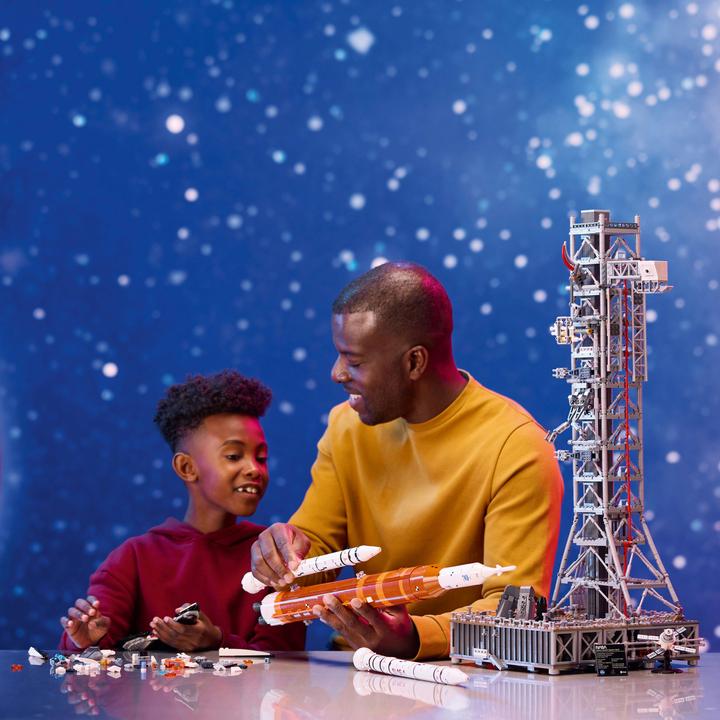 Produktbild LEGO NASA Artemis Startrampe (10341, LEGO Icons, LEGO Seltene Sets)