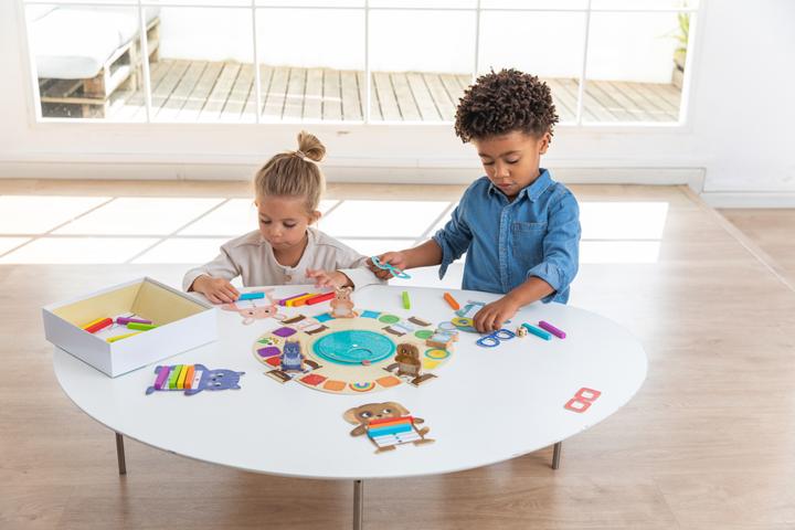 Actual product image Goula Ankleide-Spiel, d/f/i ab 3 Jahren, 2-4 Spieler, farbiges Brettspiel (German, French, Swiss German, Italian, Portuguese, English)