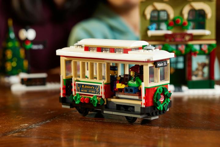 Image du produit LEGO La rue principale décorée pour Noël (10308, LEGO difficiles à trouver)