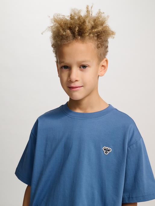 Actual product image hummel hmlJR LOOSE T-SHIRT S/S BEE (58, 59, 60, 61, 62, 63, 64)