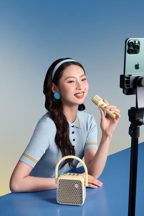 Actual product image Divoom SongBird-SE yellow (8 h)