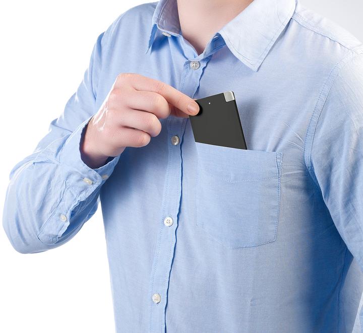 Produktbild Revolt Ultra-Slim im Kreditkarten-Format (2500 mAh, 9.25 Wh)