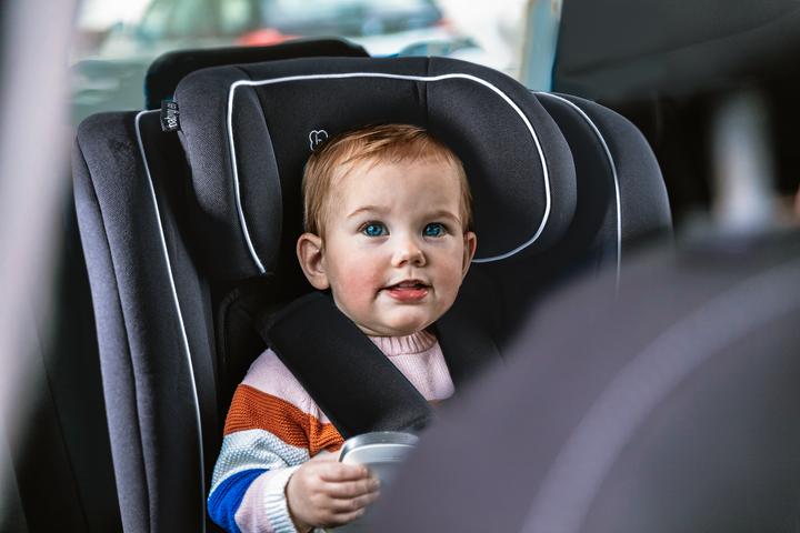 Produktbild BabyGo FreeFix Isize black (Kindersitz, ECE R129/i-Size Norm)