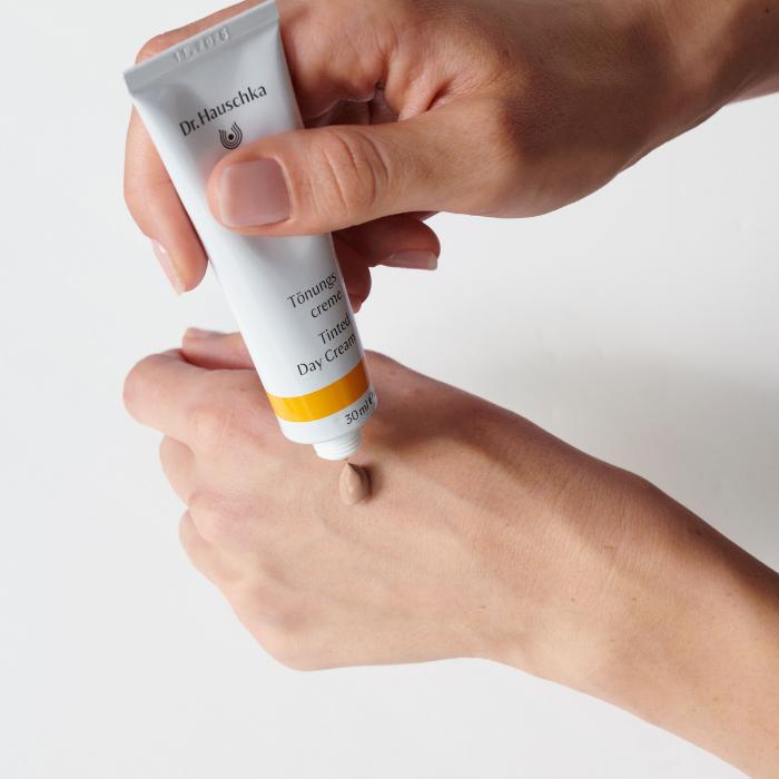 Actual product image Dr. Hauschka Tönungscreme (30 ml, 24h cream, Up to SPF 10)