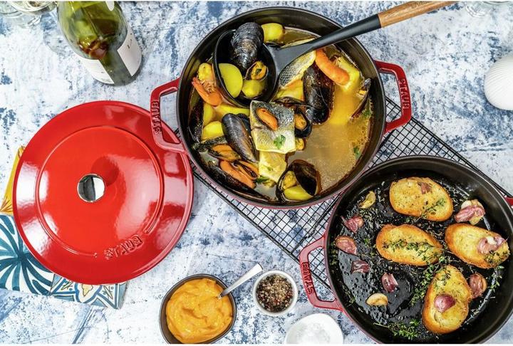 Actual product image Staub Cocotte 2pcs. 24 cm, round, cherry red, cast iron (24 cm, Casserole + Stewpot, Cast iron)