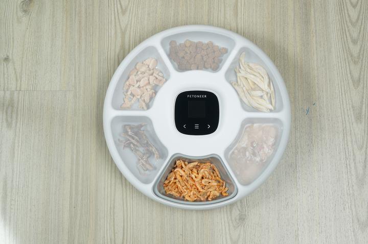 Actual product image Petoneer NutriSpin 6 Meal Pet Feeder (0.17 l)