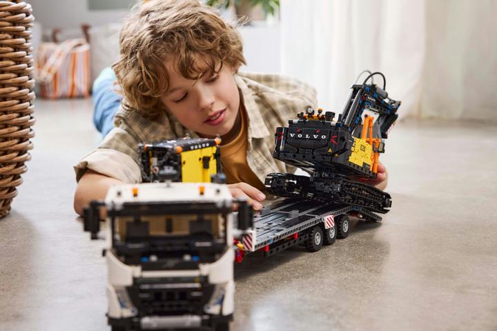 Produktbild LEGO Volvo FMX LKW mit EC230 Electric Raupenbagger (42175, LEGO Technic)
