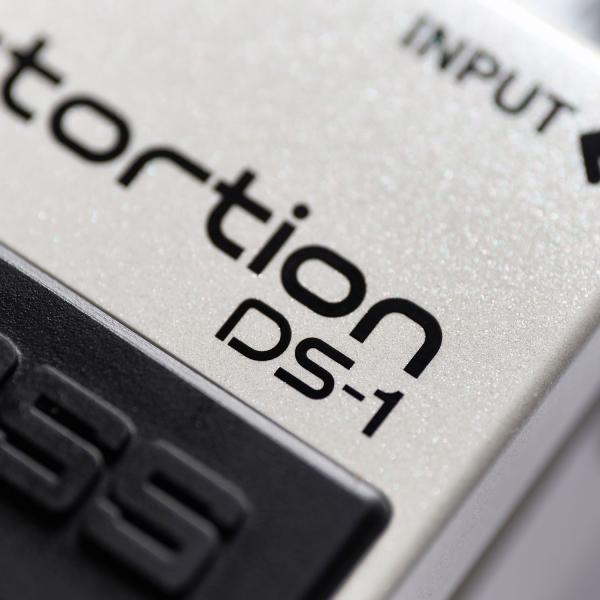 Produktbild BOSS Effektgerät DS-1 -WH Distortion Pedal Limited Edition (E-Gitarre, Bass)
