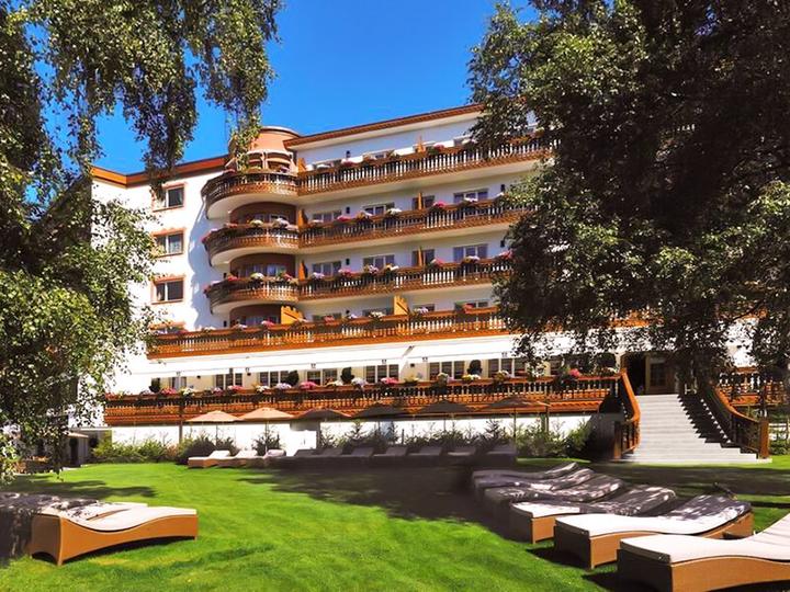Produktbild Smartbox 1 Übernachtung in einem Golf Deluxe Zimmer und Zugang zum Spa im 5* Grand Hôtel du Golf & Palace (2 Pers.)
