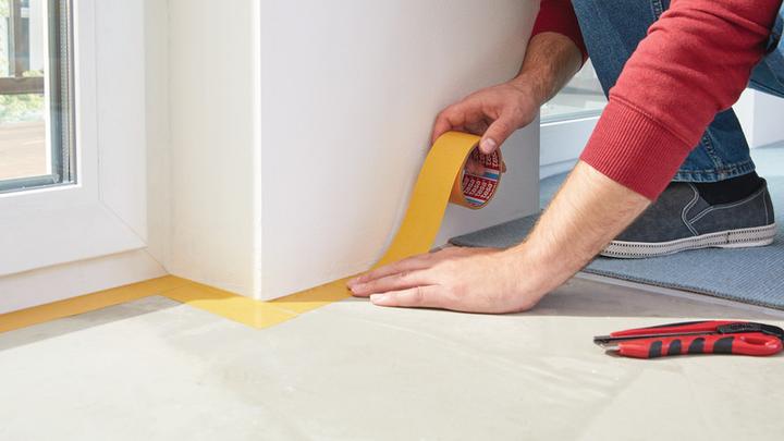 Produktbild tesa Verlegeband EXTRA STRONG, doppelseitiges Klebeband zum Verlegen von Teppich und PVC-Belag (50 mm)