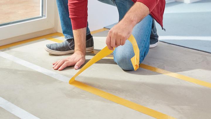 Produktbild tesa Verlegeband EXTRA STRONG, doppelseitiges Klebeband zum Verlegen von Teppich und PVC-Belag (50 mm)