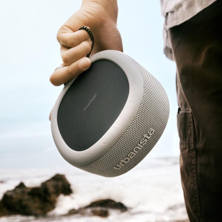 Produktbild Urbanista Malibu Desert Gray Tragbarer Bluetooth Lautsprecher mit Solarzelle (24 h, Solarenergie)
