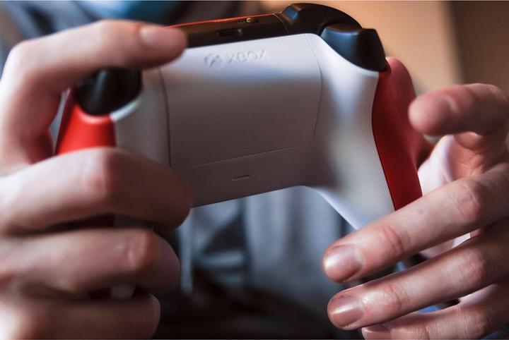 Produktbild Microsoft Xbox Wireless Controller - Pulse Red (Xbox Series S, Xbox One S, PC, Xbox One X, Xbox Series X)