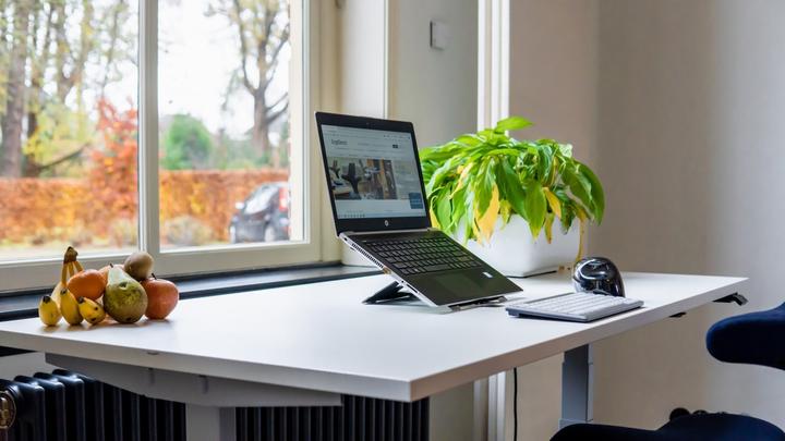 Actual product image Bakker Elkhuizen Sit-stand desk Work Move black Top white 120x70 (120 x 70 x 70 cm)