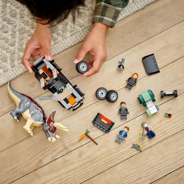 Immagine prodotto LEGO Attacco di un triceratopo a un camioncino (76950, LEGO Jurassic World)