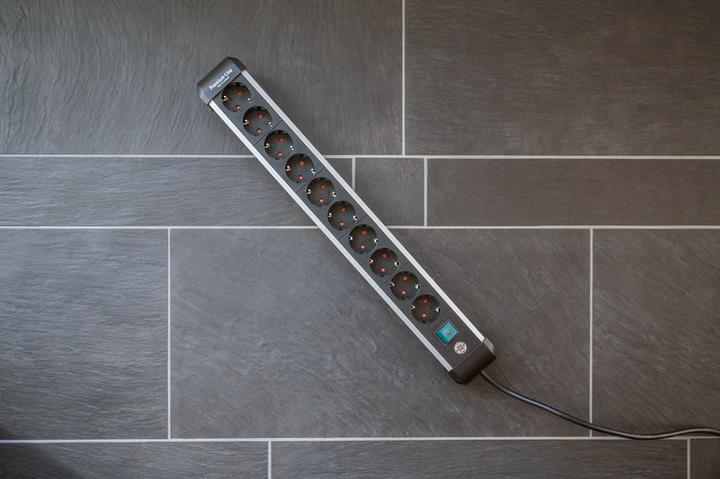Immagine prodotto Brennenstuhl 1391030000 Presa multipla con interruttore contatto di protezione nero-argento 1pc. (10 x, CEE 7/3, 3 m)