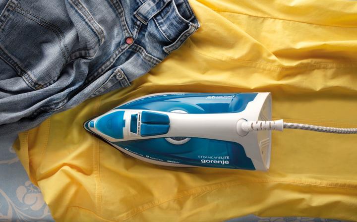 Actual product image Gorenje SIH1800BLT Steam Iron, 1800 W, Water tank capacity 250 ml, Continuous steam 25 g/min, Blue/White (1800 W, 80 g/min)