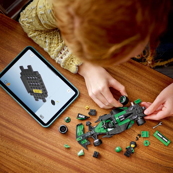 Actual product image LEGO KICK Sauber F1 Team C44 Rennauto (77247, LEGO Speed Champions)