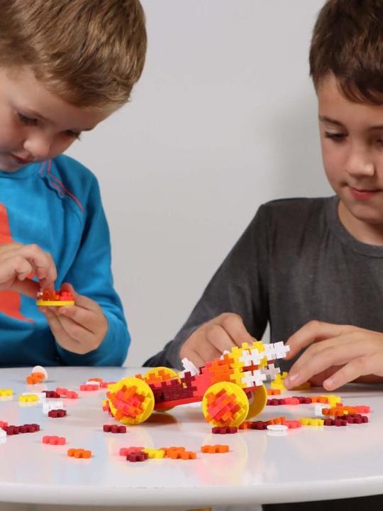 Produktbild Plus-Plus Kreativ Bausteine Auto Feuer