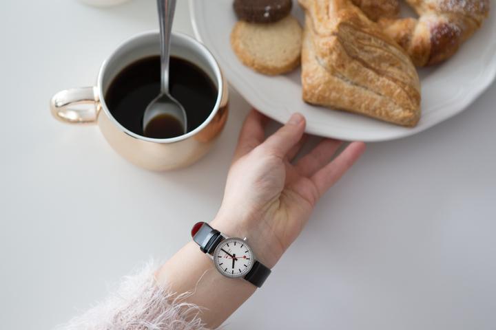 Immagine prodotto Mondaine Classico - Lucido vegano (Orologio da polso analogico, Fatto in Svizzera, 30 mm)