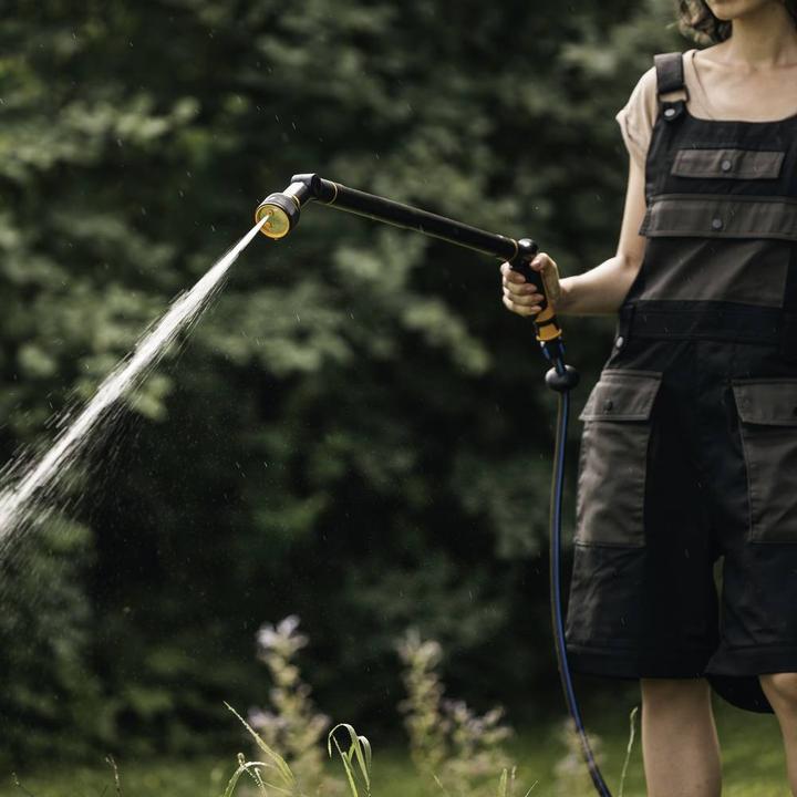 Produktbild Fiskars Giessstab mit 3 Funktionen, Schwenkbarer SoftGrip-Düsenkopf, Durchflusskontrolle mit Frontreg