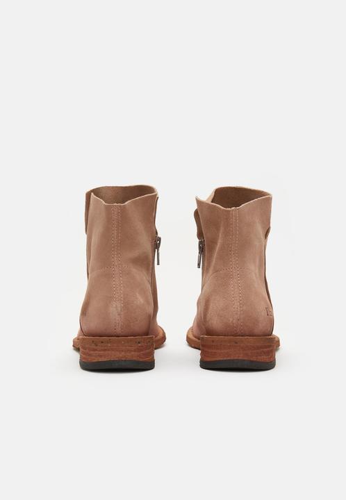 Actual product image Felmini This stiff boot is made from leather. They offer a perfect blend of style and comfort. (36)